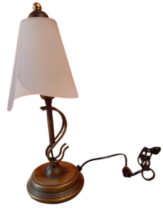 LAMPADA DA TAVOLO CON STRUTTURA IN FERRO COLOR BRUNITO E PARALUME IN VETRO SATINATO